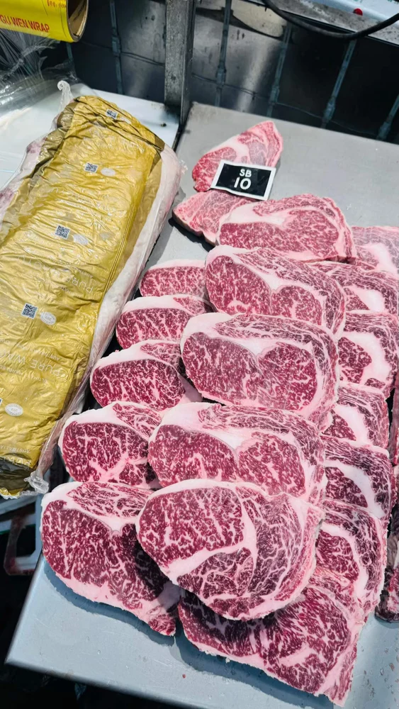 SANCHOKU PURE WAGYU · Ribeye / cube-roll cut faces · Cut face